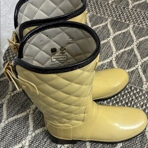 Hunter Women's Quilted Tan Boots